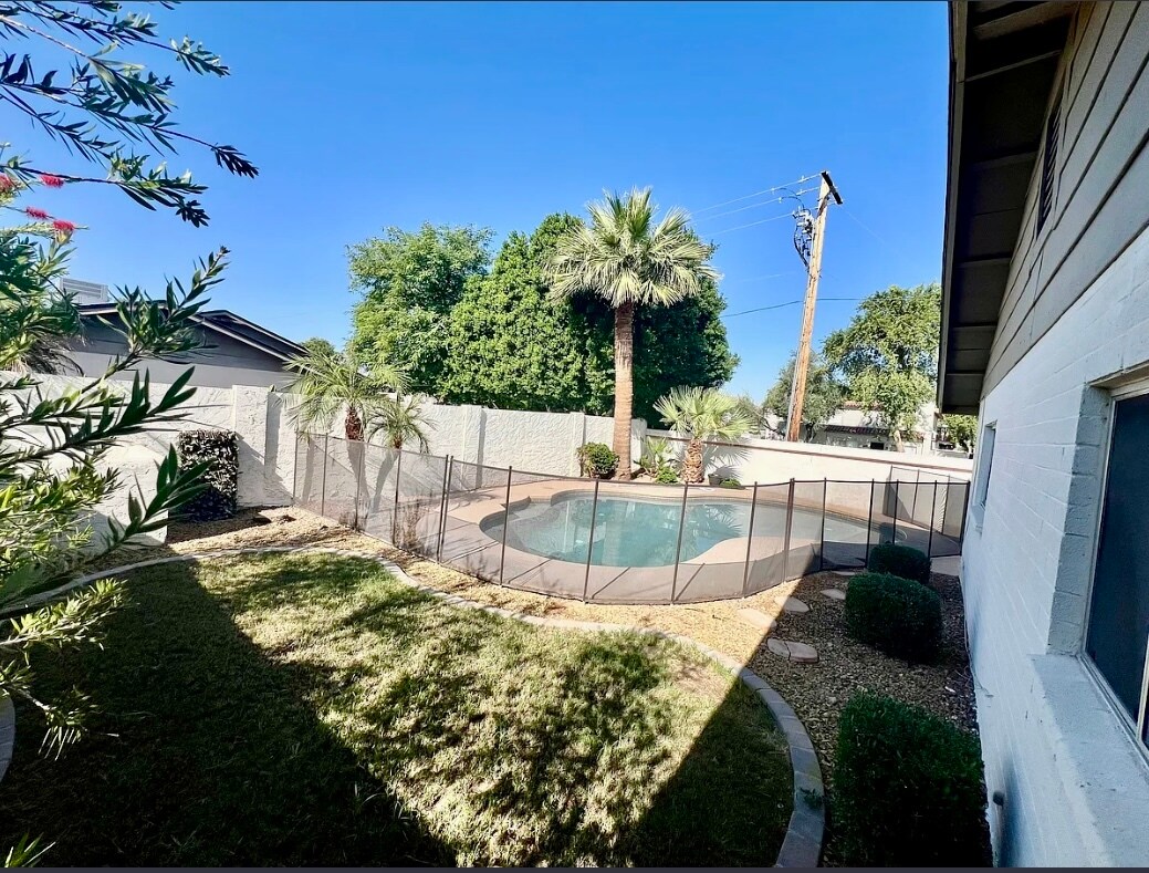 Building Photo - 984 N 85th Pl