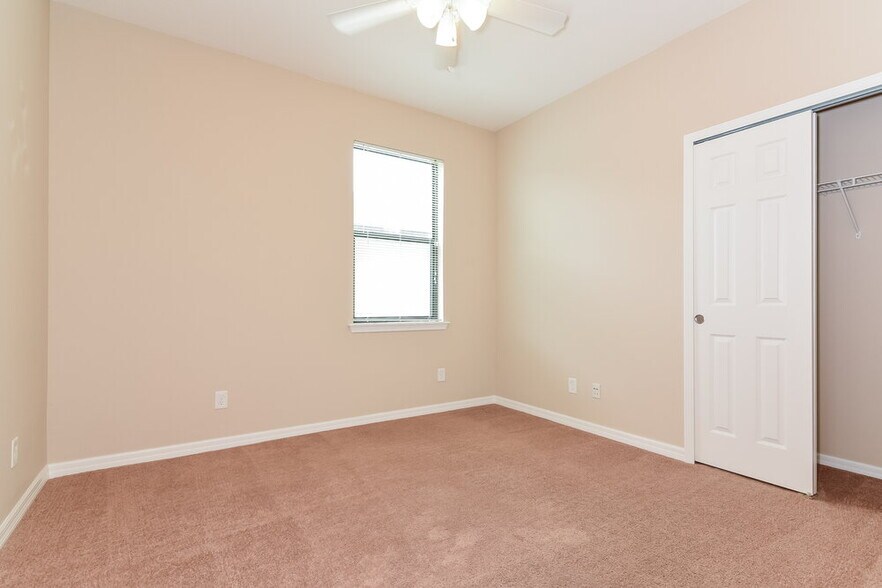 Building Photo - 10615 55th Ct E