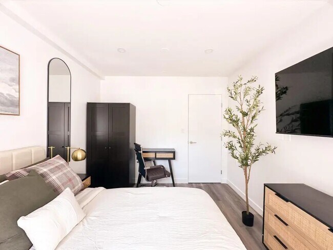 Building Photo - Furnished room/NOT APARTMENT