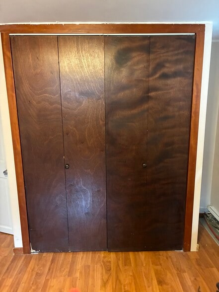 Cedarwood closet with hangers and shelf - 157 Langham St