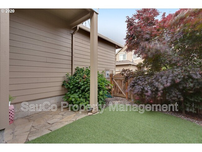 Building Photo - 10573 NE Summer Falls St