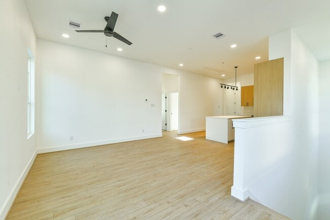 Building Photo - 164 Wallace St