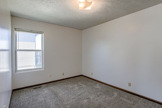 Building Photo - Spacious Duplex Close to Schools, UNL, Hay...