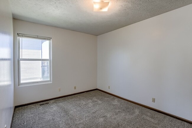 Building Photo - Spacious Duplex Close to Schools, UNL, Haymarket, and I-80 TOTALLY REMODELED