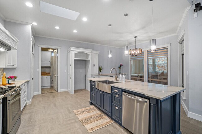 Building Photo - 6464 Snowheights Ct