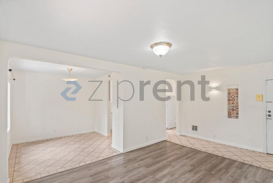 Building Photo - 728 E 24th St