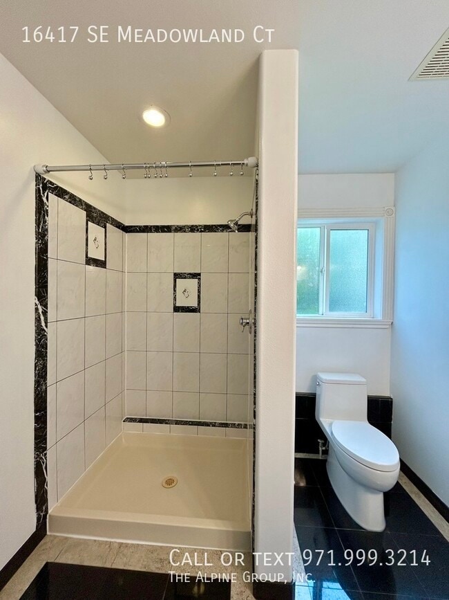 Building Photo - 16417 SE Meadowland Ct