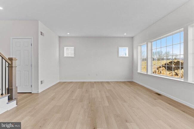 Building Photo - 32 Pamela Dr