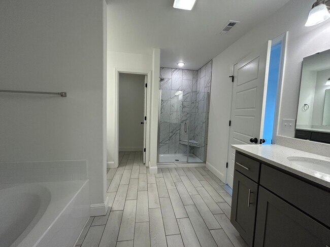 Building Photo - Gorgeous Contemporary Family Home in Cente...