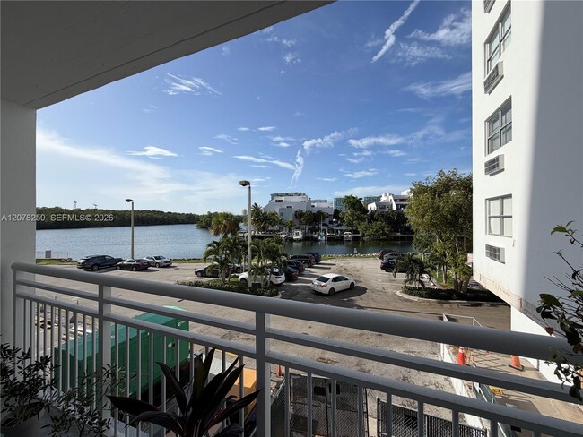 Building Photo - 400 Kings Point Dr