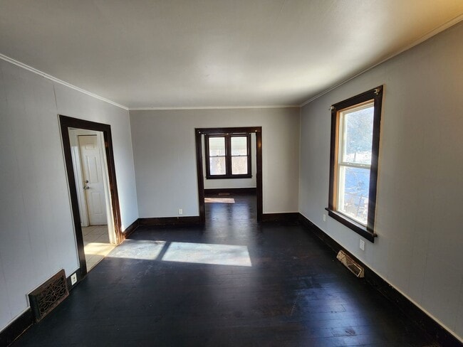 Building Photo - 3 Bedroom Home with 2 Car Detached Garage in East Moline