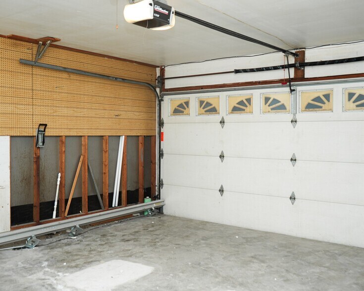 Building Photo - 8011 Sunshine Trail Dr