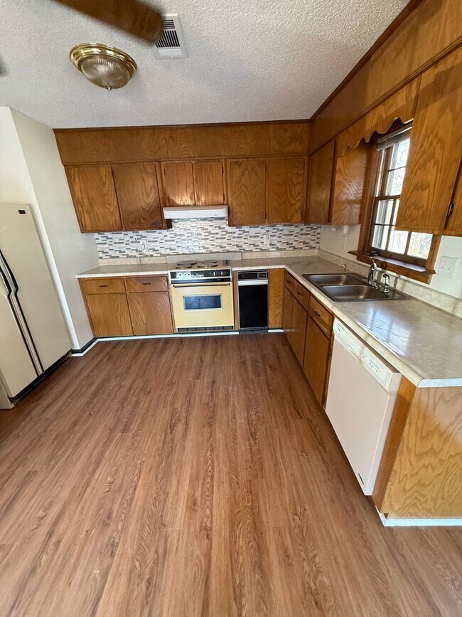 Building Photo - Whimsical in Lake Wildwood