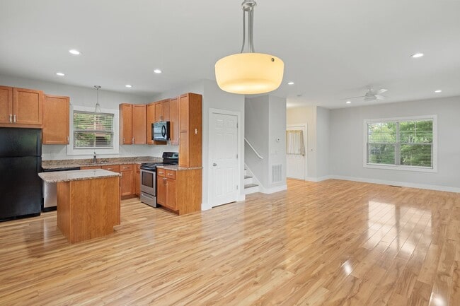 Building Photo - Modern Kenilworth Home