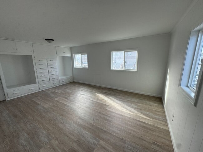 Building Photo - Large Home in Newport!