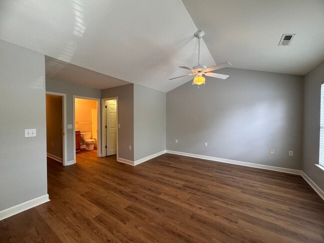 Building Photo - 2BR 2.5BA Townhome with Screened Porch