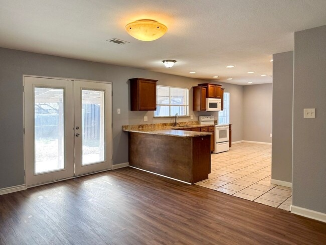 Building Photo - 3 Bedroom / 2 Bath