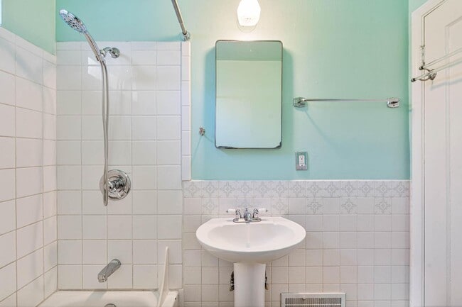 Building Photo - Adorable 2-bdrm/1-bath mid-century modern. Private backyard, sauna, washer/dryer, & more!