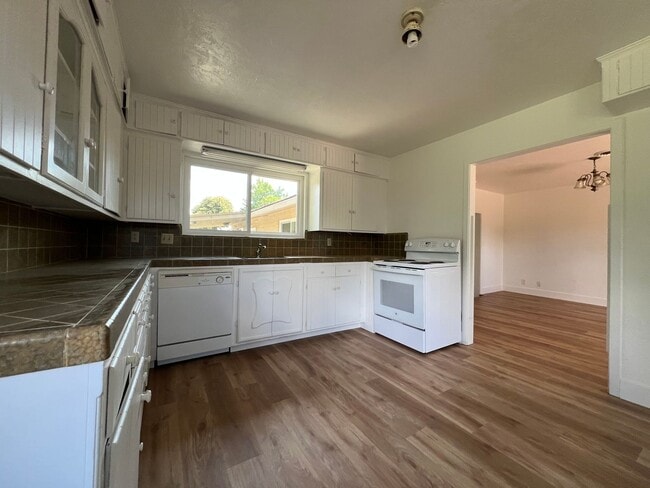 Building Photo - Two Bedroom Two Bathroom in a Parklike Set...