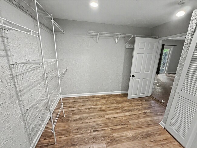 Building Photo - 987 Parkhaven Ln