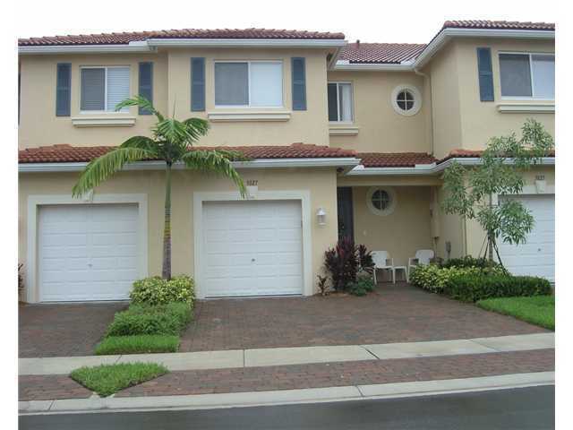 Building Photo - 3027 N Evergreen Cir