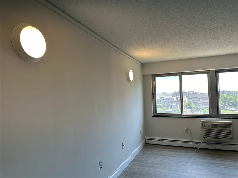 Building Photo - 1025 Hancock St
