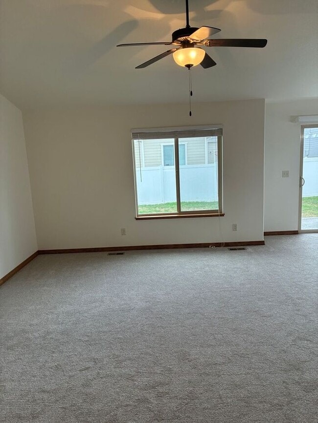 Building Photo - Beautiful 3 bed, 2 bath ranch w/fenced in ...