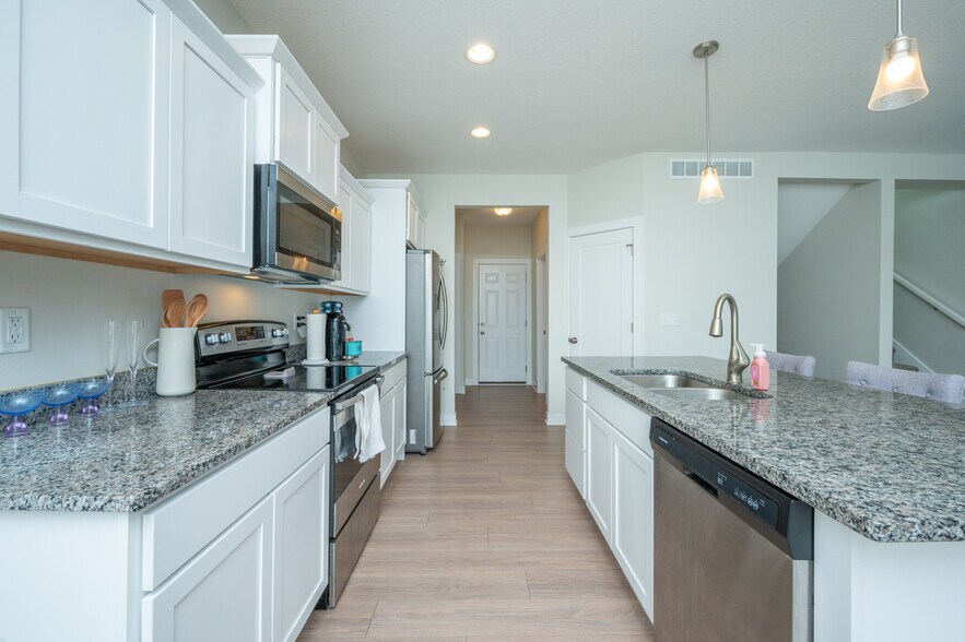 Building Photo - 9649 Crowning Dr
