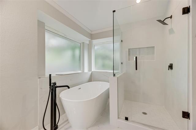 Building Photo - 3824 Parkmont Dr