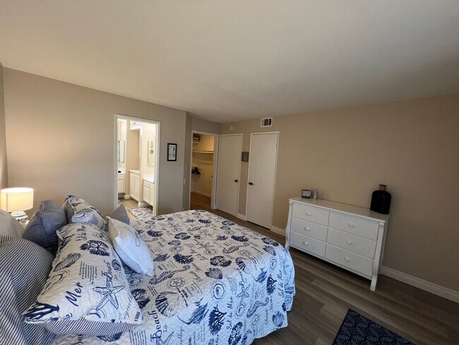 Building Photo - Two bedroom condo on the beach