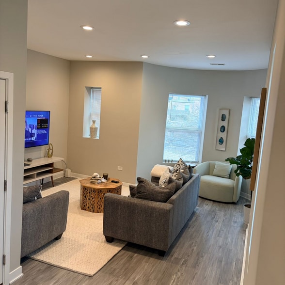 Building Photo - 4753 S St Lawrence Ave