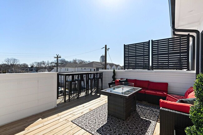 Building Photo - 2135 24th Ave N