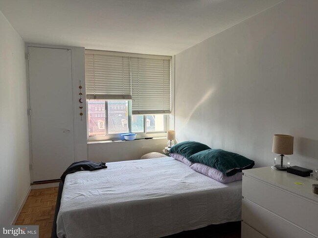 Building Photo - 604 S Washington Square