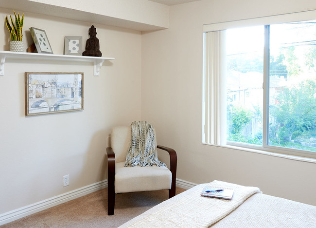 Building Photo - Available Soon-Beautiful Balcony Apartment!