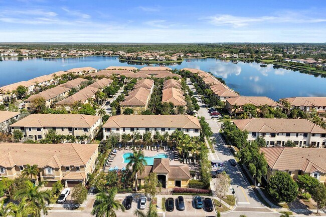 Building Photo - Gorgeous Townhome in Parkland