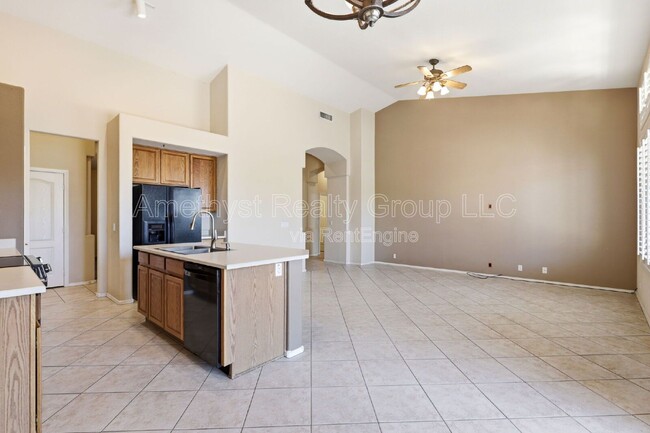 Building Photo - 7017 W Greenbriar Dr