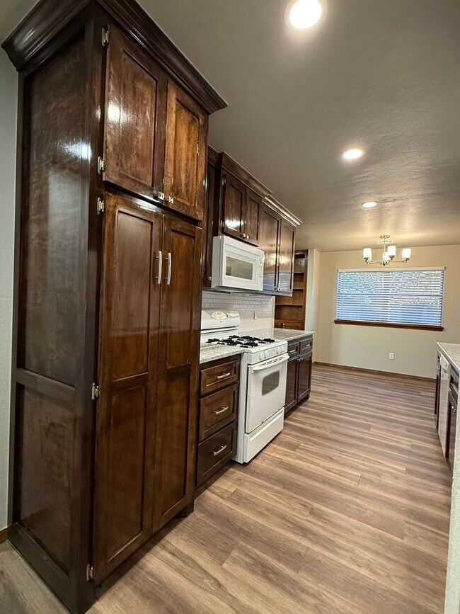 Building Photo - Complete new remodel 3-2-2 home off Broadw...