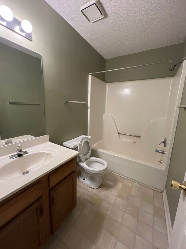 Building Photo - 2 Bedroom Townhouse