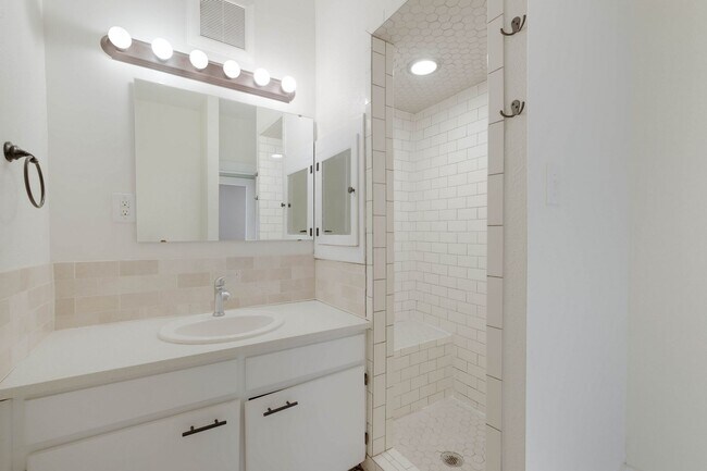 Building Photo - Historic Charm Near The Pearl