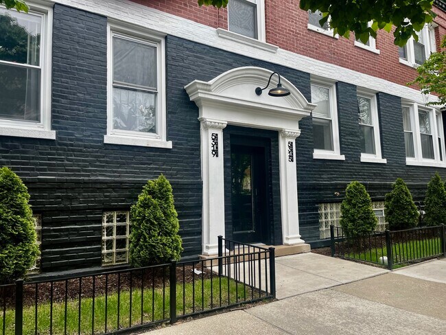 Primary Photo - 5325 N Damen Ave