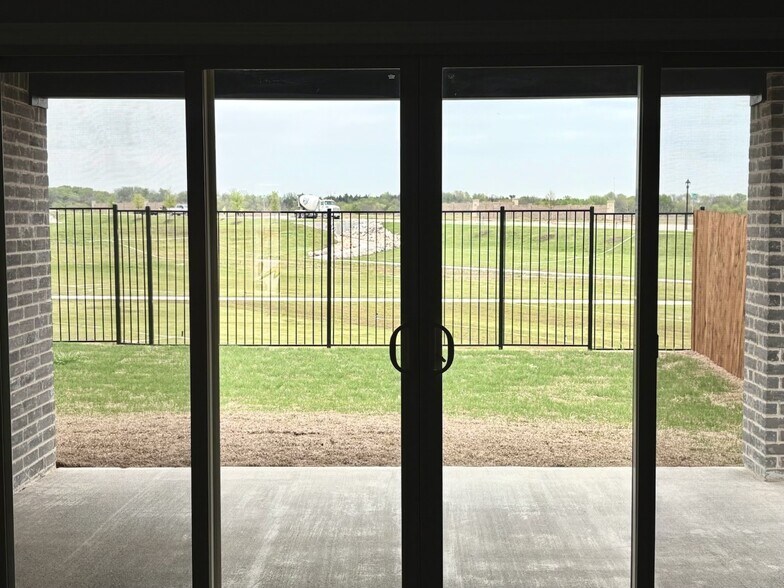 tranquil backyard green park view - 608 Easthill Dr