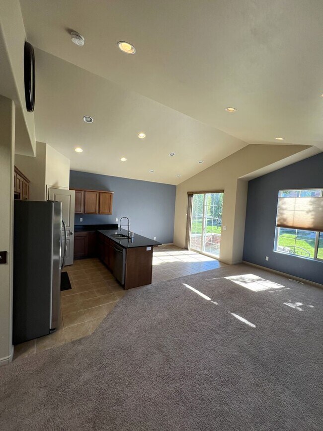 Building Photo - 3 Weeks FREE Rent! Spacious 6-Bedroom Home...