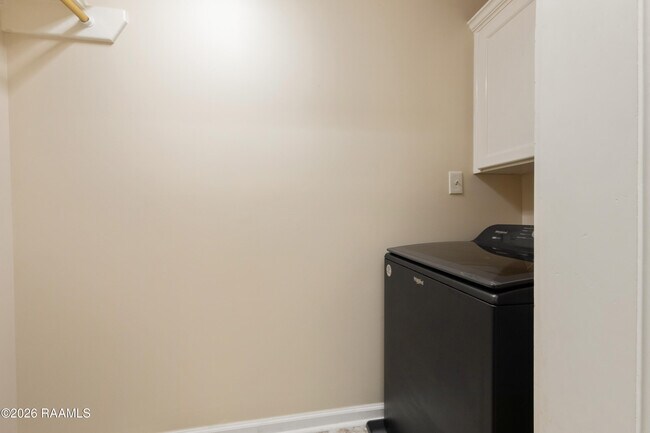 Building Photo - 300 Oak Hollow Dr