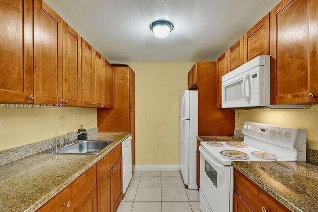 Building Photo - 10804 N Kendall Dr
