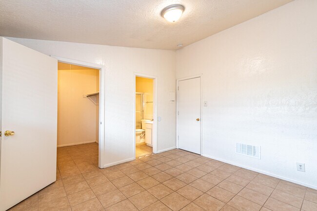 Building Photo - 206 Princeton Dr SE