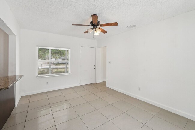 Building Photo - 2-Bedroom, 1.5-Bathroom Home in Tampa – Perfect Location!