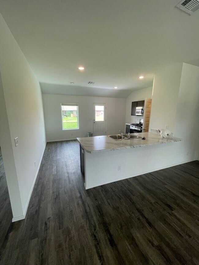 Building Photo - Beautiful new 4 bedroom in Bixby
