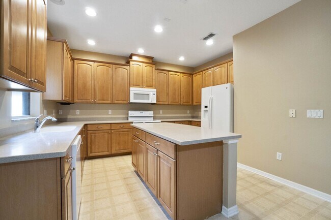 Building Photo - Spacious 4/3 House With 3-Car Garage In Th...