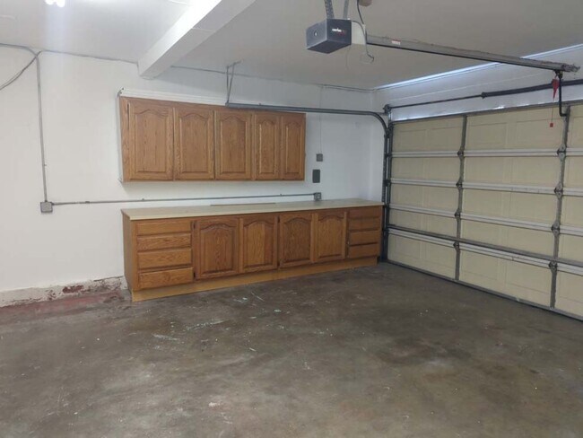 Building Photo - Beautiful and Spacious 4 Bed, 3 Bath Home ...