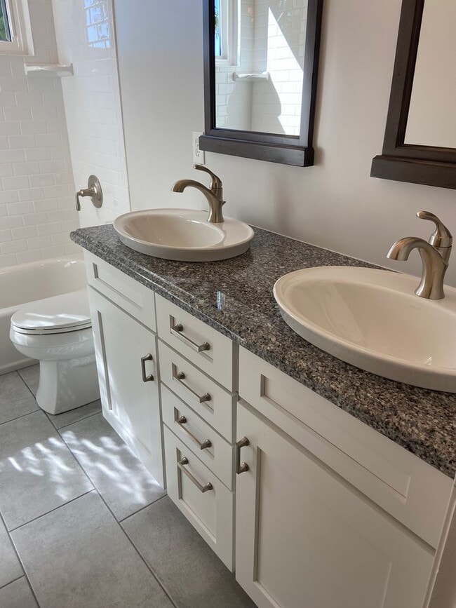 Building Photo - Beautifully remodeled 3 Bdrm+Master retrea...